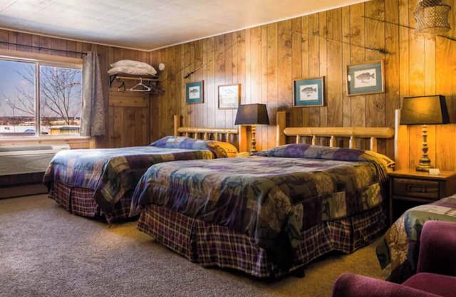 Enjoy beautiful lake view sunsets from the balcony in Room 16 - Angler's Retreat - Curriers Lakeview