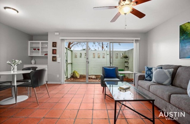 Enjoy Central Austin - King Bed + Smart TV & AC!