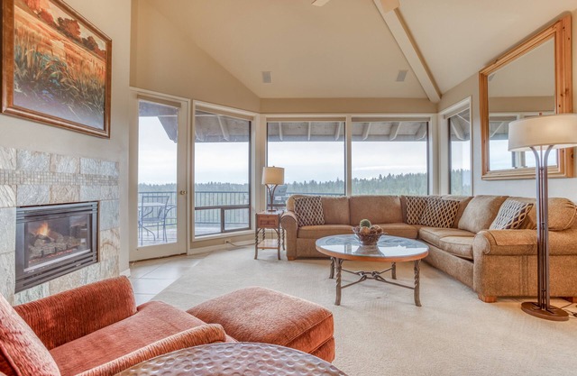 Enjoy Deschutes River Views from Beautiful 3-Bedroom Mt. Bachelor Village Condo