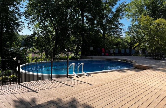 Enjoy Florida in Illinois; House on Island with Pool
