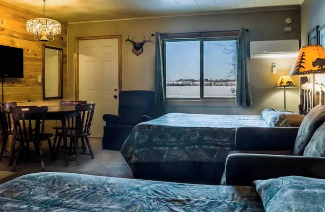 Enjoy lakeside relaxation in Room 11 - The Hunting Lodge - Curriers Lakeview