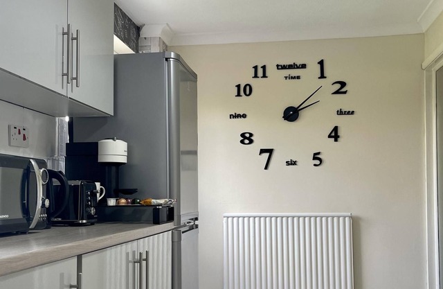 Enjoy lovely 4 bed Apartment with garden