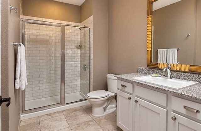 Enjoy the scenery of Lake Marble Falls in 2BD resort condo with family