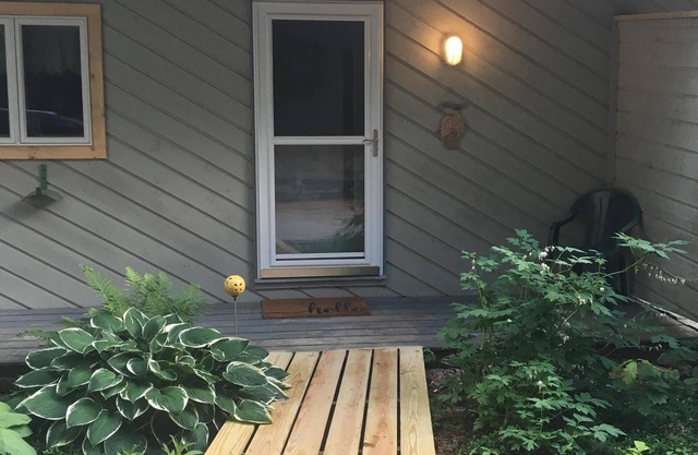 Enjoy the White Mountains! 3 BR w loft Sleeps 10. Spacious! Close to it all!
