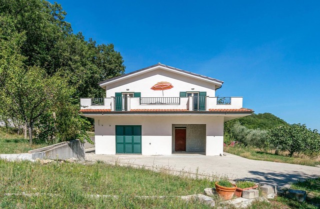 Enjoy your rest in this beautiful and modern vacation home in the middle of Farindola's nature.