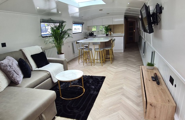 Enjoyable boat Selena Aqua Retreat with WiFi in charming Liverpool Albert Docks