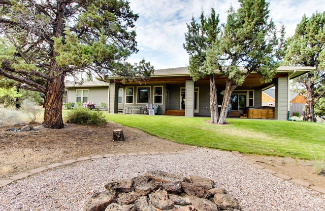 Enormous Eagle Crest home with private hot tub, shared pool, & resort amenities