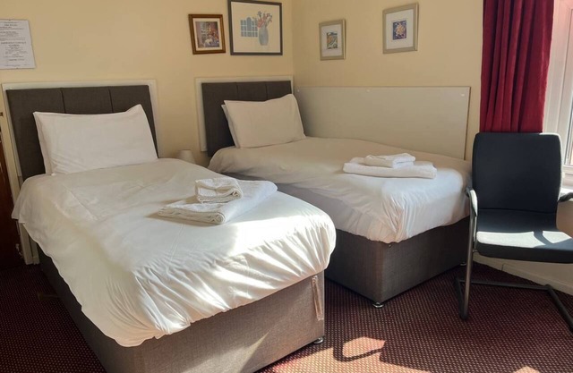 Ensuite twin room with private bathroom