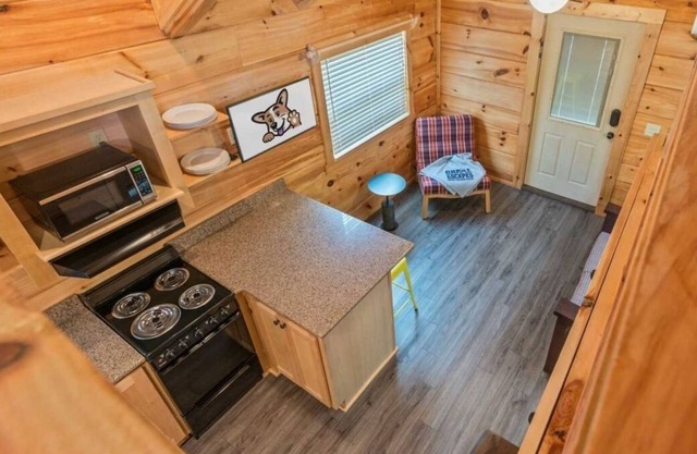 Ensuring a Very Comfortable & Memorable Stay! Full Kitchen, Pool, Pets Allowed