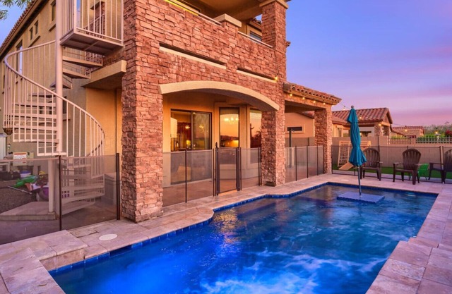Entertainment Haven: Heated Saltwater Pool & Games