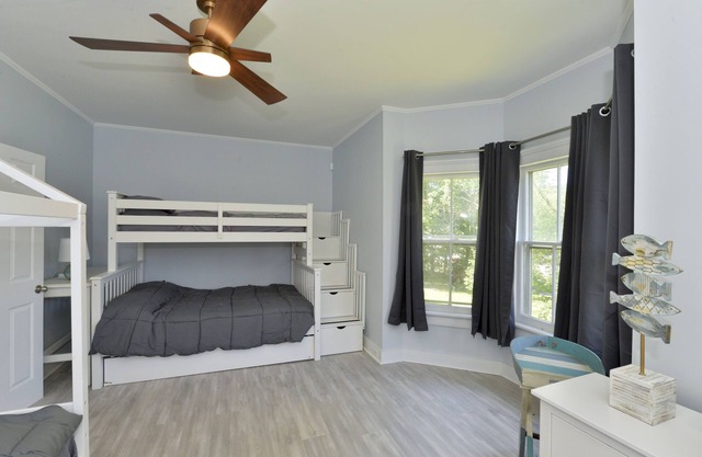 Entire 1 Bedroom Apartment in Lovely Family Vacation Lake House. Pets welcome!