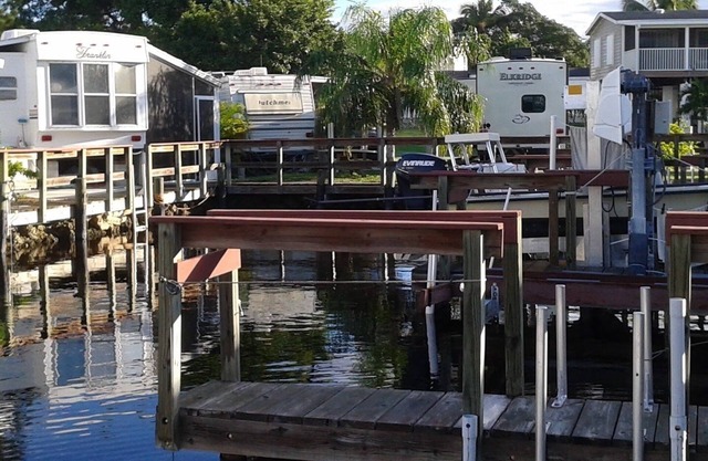 Entire 2 Bedroom Fishing Trailer on island, use of Boat Dock , marina, and WIFI