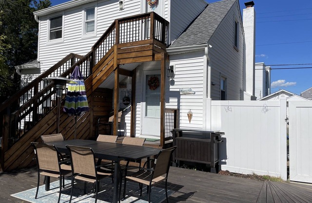 Entire 2 Family cottage, private garden, by sea, boardwalk & bay.No Proms