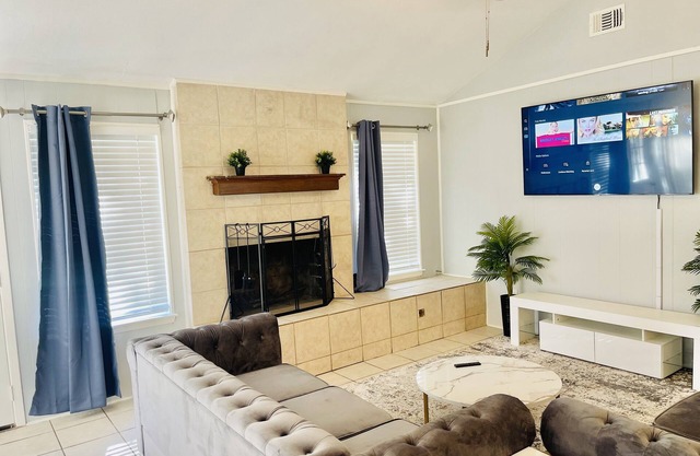 Entire 3 bedroom Classic style Home in the Heart of Houston TX