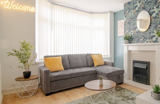Entire 3 bedroom house with sofa bed free parking