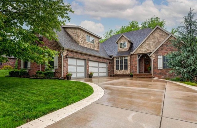 Entire 4 Bedroom Home - WiFi, Jetted Tub, Fireplace, Garage & EV Charger