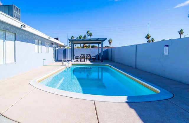 Entire 4 Beds Home With Pool, 10 Minutes From The Strip