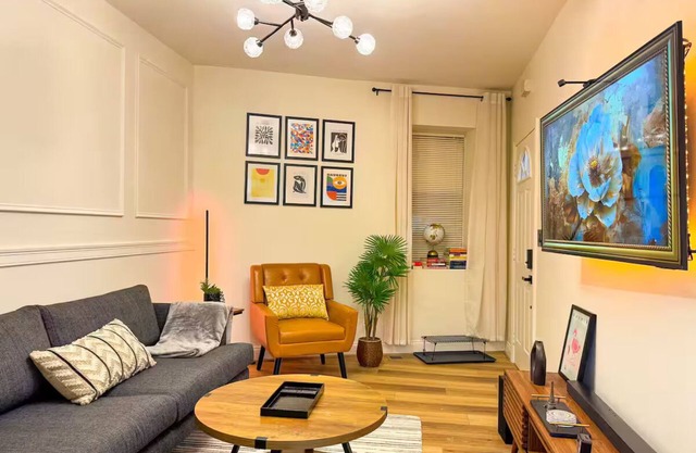 Entire apartment, Boston in 14min, Beach in 4min!