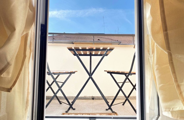 Entire apartment max 4 people - 1 minute from Metro A "Giulio Agricola"