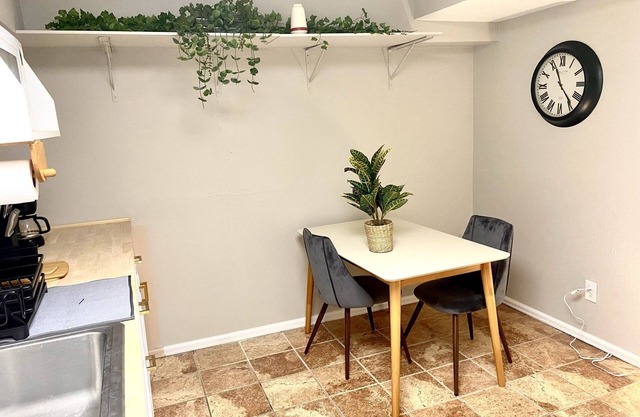 Entire Apartment Walking Distance to Sloans Lake, West Highlands, Tennyson!