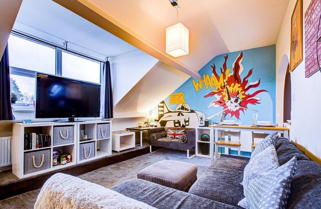 Entire Artistic Open-Apartment by trains/airport