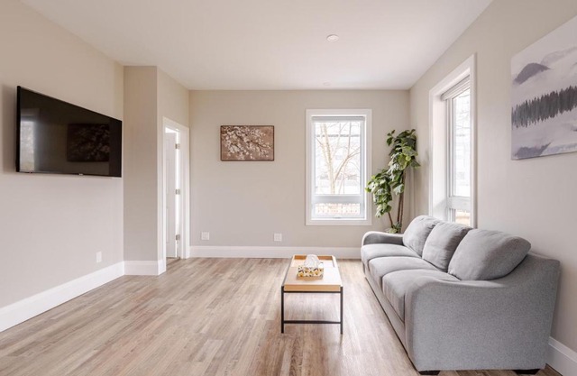ENTIRE BACHELOR UNIT EN-SUITE ACROSS FROM GOOGLE - br3