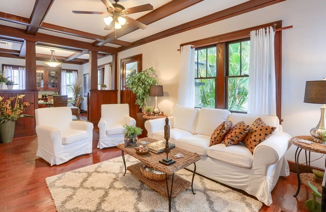Entire Bungalow, Romantic, Comfy & Cozy! On-Site Parking, 2 Baths