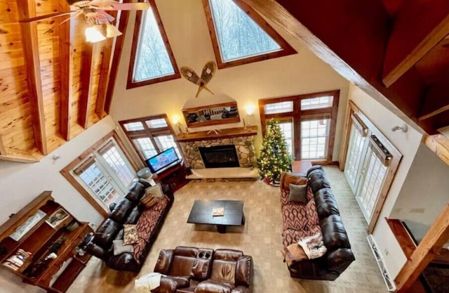 Entire Chalet! Hot Tub! Vaulted Timber Ceiling! ACn
