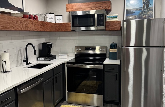 Entire condo. Cozy 1BD/1BA in a gated complex in NW OKC by Kilpatrick Trnpk.