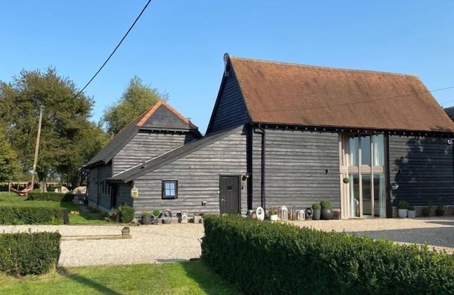 Entire Contemporary Barn 5 bedrooms-rural location