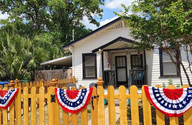 Entire Cozy Home, Family Friendly, Free parking, Perfect Location-Historic Area
