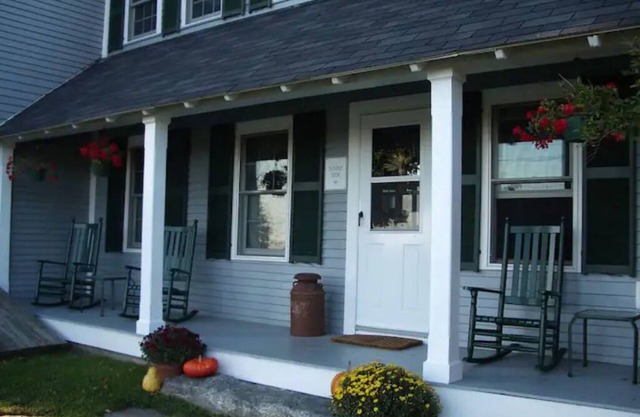 Entire Farmhouse with lots of open space 15 min north of Keene