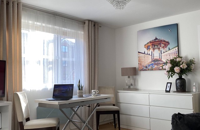 Entire Flat/Easy access across LONDON/FREE 24/7 parking