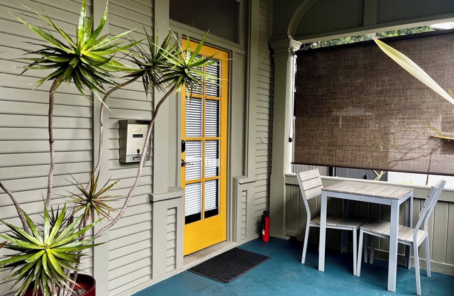 ENTIRE GUEST SUITE- prvt entrance, Super Clean and Great location.Walk to beach!