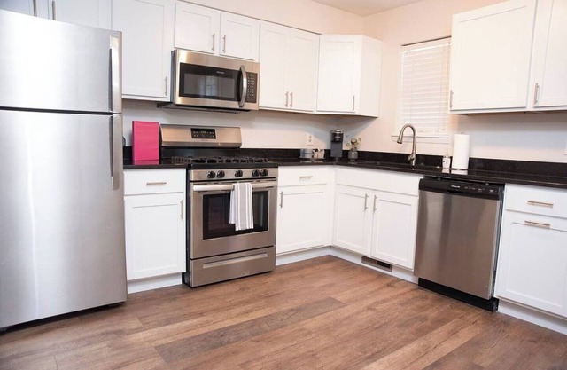 Entire Historic House Minutes from Downtown!