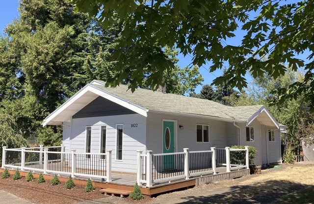 Entire Home & Fenced Yard For Family & Pets