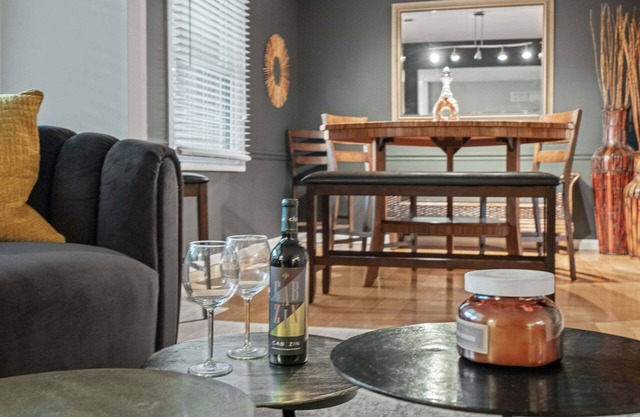 Entire Home/STL Co-Sleeps 6