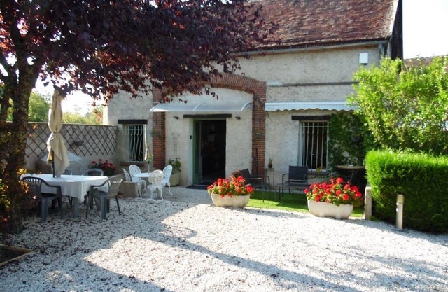 ENTIRE HOUSE 3 BEDROOMS. 5 people 145 € PER NIGHT WIFI SWIMMING POOL JACUZZI