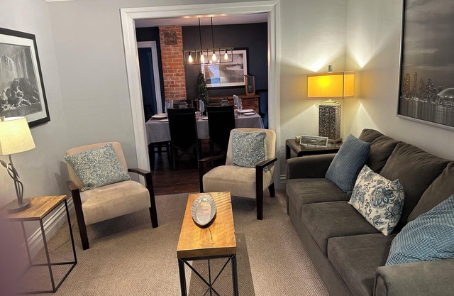Entire house 10 minute walk to The Falls and all Attractions! No Car Needed