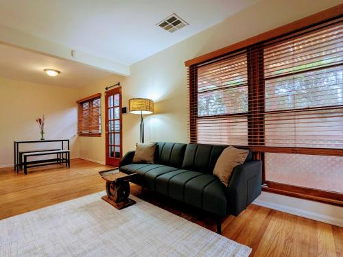 Entire House,Convinient location in Los Angeles , near Universal, Hollywood, Pets Friendly, Free WIFI