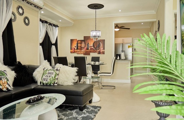 Entire House Cozy Luxury INN Ocean Pointe With Swim Pool,Gym And Free Parking