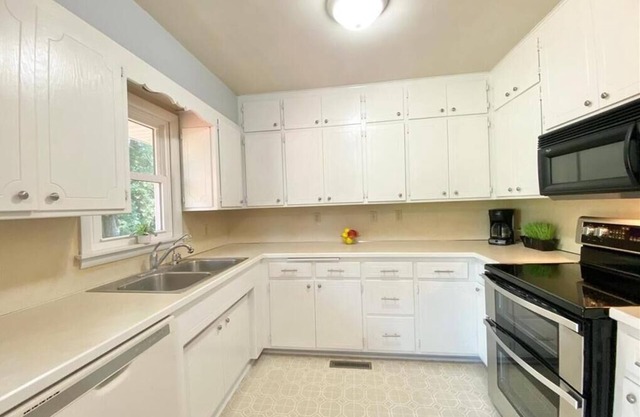 Entire house sleeps 9, 7 min to Long Lake Reg. Park, 12 min to MN State Fair!