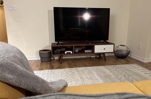 Entire Lovely 1 bedroom downtown Toronto w Parking