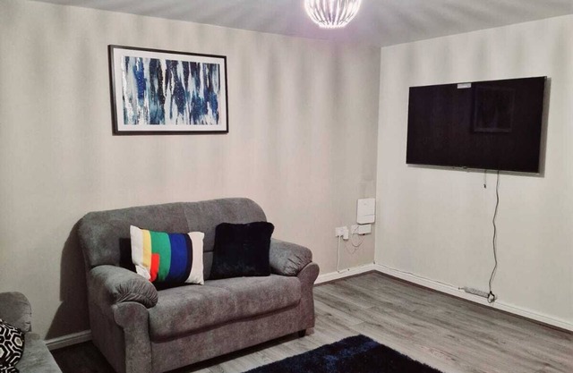 Entire luxurious 3 bedroom house in Wigan,Greater Manchester with free parking.