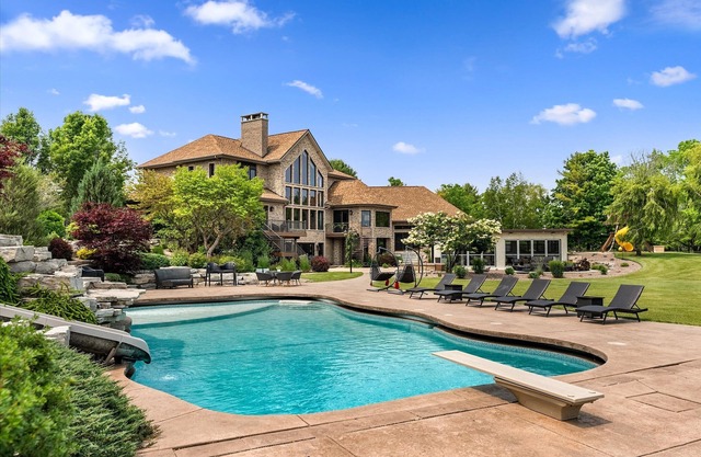 Entire mansion on Lake Michigan! Perfect for hosting groups. Pool, games, & more