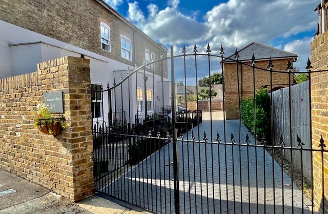 Entire Mews House, Free Parking, just 25 Mins to central London, 2 min walk to station