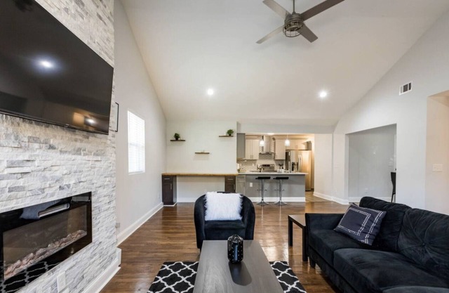 Entire Newly Renovated Home 10 mins from DT ATL
