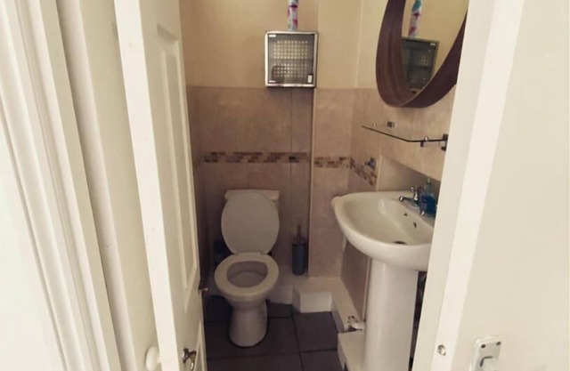 Entire One Bedroom Serviced Flat In Chiswick London, Kitchen, Wifi, TV and more
