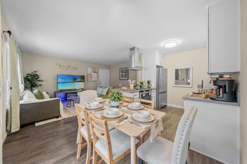 Entire Private 2BR-1Bth King Bed, Pool, HotTub, 2 Parkings, Mira Mesa, Available Now