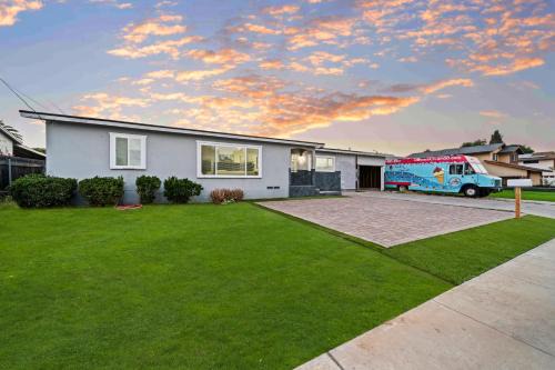Entire Private 4-BR House, w Hot Tub, King Bed, 80 TV, Gated Yard, Ranch Style, Available Now